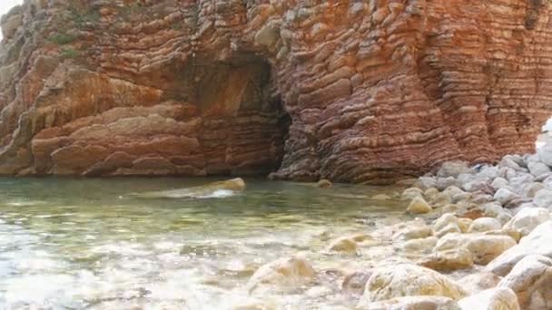 Hermosa roca pintoresca del mar Adriático en Montenegro. Costa en un día de verano - Metraje, vídeo