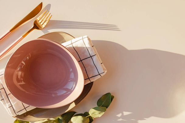 Empty pink plate on white table, - Zdjęcie, obraz