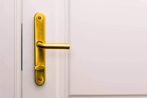 Weiße Tür und goldener Griff. Eingang zu einem Haus, Appartement, Büro oder Schlafzimmer. Detail des Innenraums. - Foto, Bild