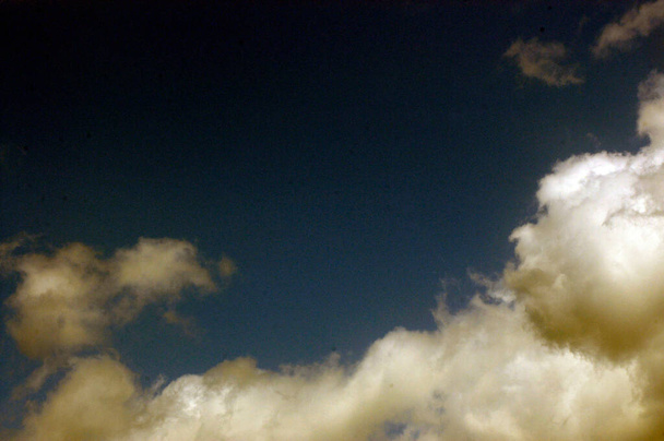 Wolkenbildung am Himmel, ein Wetterphänomen in der Meteorologie - Foto, Bild