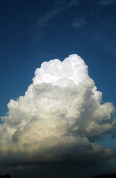 σχηματισμός νεφών στον ουρανό, ένα καιρικό φαινόμενο στη μετεωρολογία - Φωτογραφία, εικόνα