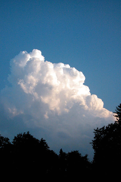 Wolkenbildung am Himmel, ein Wetterphänomen in der Meteorologie - Foto, Bild