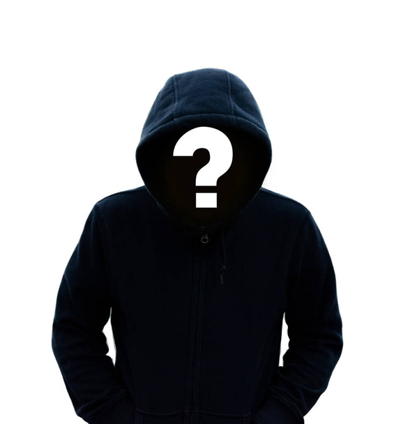 Un homme mystérieux portant une capuche ne voit pas son visage, a un point d'interrogation blanc sur la capuche : le concept de trouver la personne mystérieuse. - Photo, image