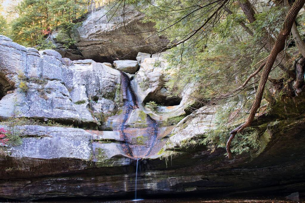 Őszi jelenet Cedar Falls-ban, Ohio-ban. Alacsony víz, de tele narancslével ősszel. - Fotó, kép