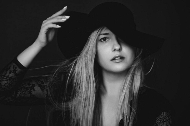 Όμορφη ξανθιά γυναίκα φορώντας καπέλο, καλλιτεχνικό πορτρέτο ταινία σε μαύρο και άσπρο για την καμπάνια μόδας και το εμπορικό σήμα ομορφιάς - Φωτογραφία, εικόνα