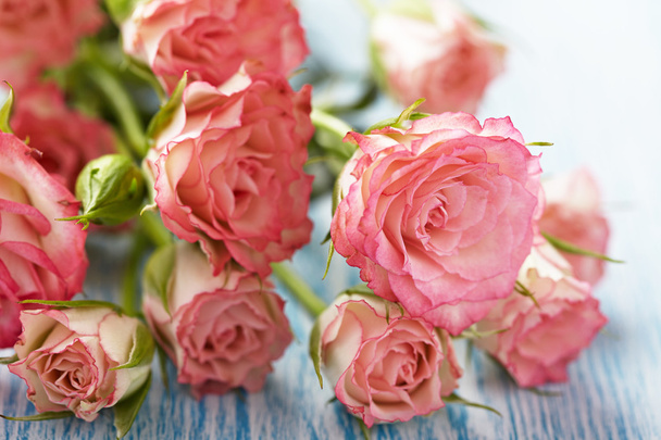 Bouquet de roses roses sur table en bois
 - Photo, image