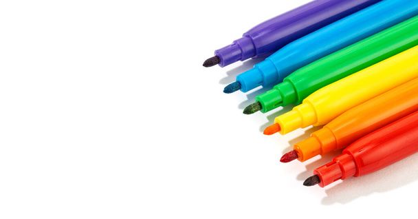 Μαρκαδόροι χρωμάτων ουράνιου τόξου που απομονώνονται σε λευκό φόντο. LGBTQ σημαία ουράνιο τόξο Gay φόντο υπερηφάνεια. Αντιγραφή χώρου - Φωτογραφία, εικόνα