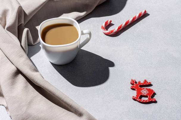 Чашка кави та різдвяні прикраси на сірому столі з твердою тіні. Різдвяна, зимова концепція
 - Фото, зображення