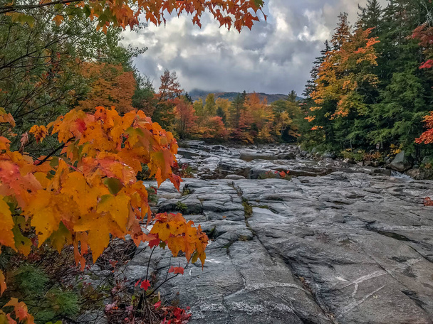 Herbst am Swift River in New Hampshire - Foto, Bild