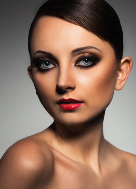 Portrait of a beautiful woman with a glamorous retro makeup - Foto, immagini