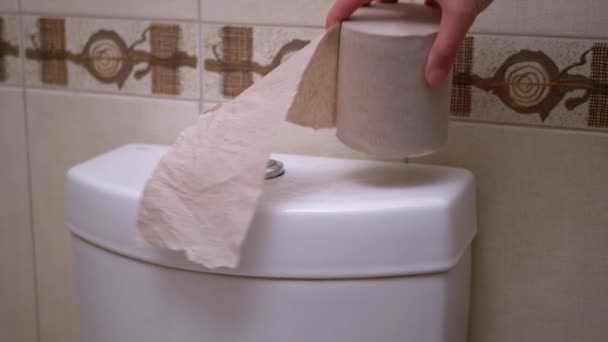 Toilettenpapier nach Gebrauch auf Toilettentank legen - Filmmaterial, Video