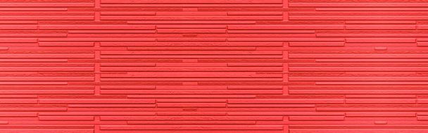 Çizgili ve pürüzsüz arkaplanı olan modern kırmızı taş duvar manzarası - Fotoğraf, Görsel