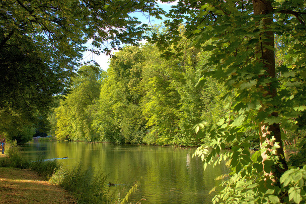 Φυσικό πάρκο στο κέντρο του Augsburg στη Γερμανία 4.7.2020 - Φωτογραφία, εικόνα