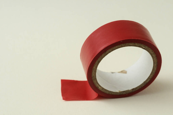 Rollo de cinta de aislamiento nuevo adhesivo redondo - Foto, imagen