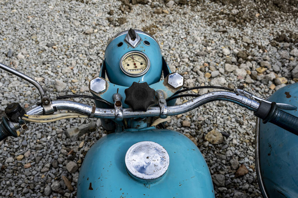Porträts von alten Motorrädern und Motorrollern mit heller Farbe - Foto, Bild
