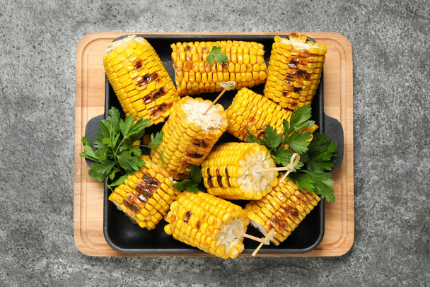 Tasty grilled corn on grey table, top view - Фото, зображення