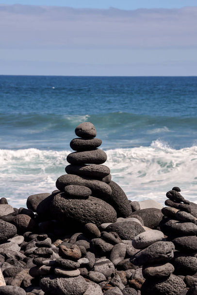 Zdjęcie Zdjęcie Stos kamieni na plaży morskiej - Zdjęcie, obraz