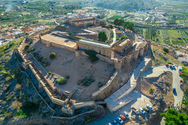 Veduta aerea del castello medievale di Onda vicino alla capitale delle fabbriche di piastrelle a Castillon in Spagna con una cortina muraria rinforzata da torri semicircolari - Foto, immagini