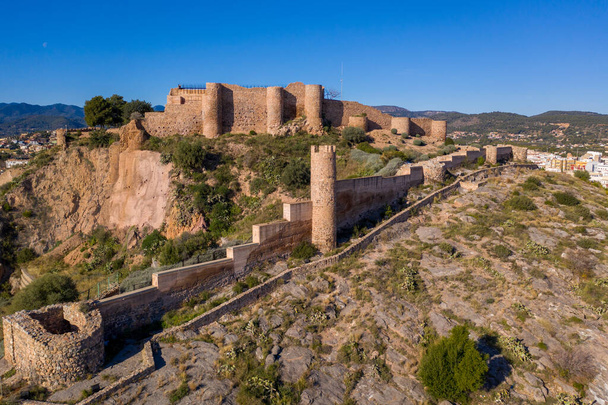 Vista aérea del castillo medieval de Onda cerca de la capital de las fábricas de azulejos en Castillon España con un muro cortina reforzado por torres semi circulares - Foto, imagen