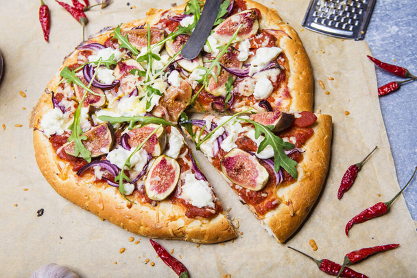Finom házi pizza friss fűszerekkel, sajttal és fügével - Fotó, kép