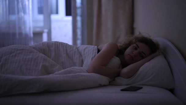 Γυναίκα με αϋπνία στο κρεβάτι - Πλάνα, βίντεο