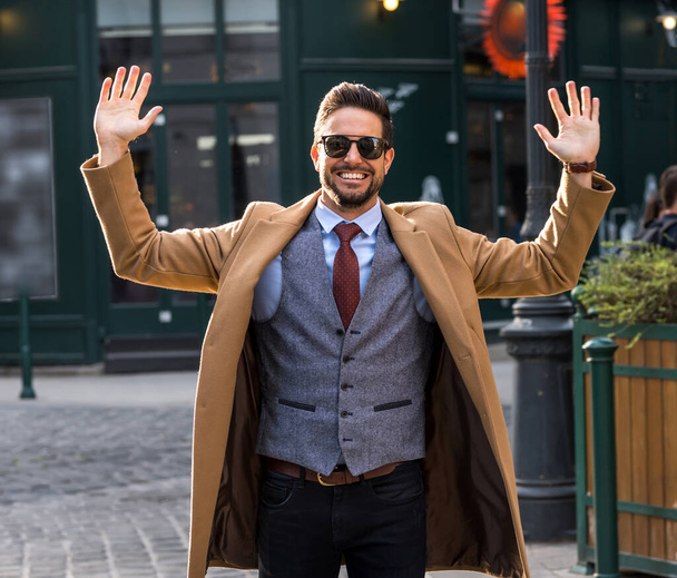 Un homme élégant marchant dans les rues et applaudissant - Photo, image