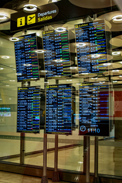A repülőtér érkezési és indulási adatai - Fotó, kép
