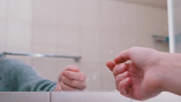 Beckoning weibliche Hand in Spiegelreflexion im Badezimmer. Fingergesten. - Filmmaterial, Video