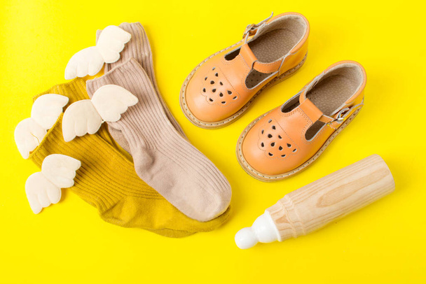 sandalias de bebé y juguete ecológico de madera, primeros zapatos y juguetes del bebé - Foto, imagen