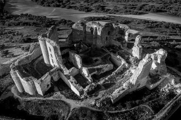 Luftaufnahme der zerstörten gotischen mittelalterlichen Burg Puebla de Almenara in Spanien - Foto, Bild