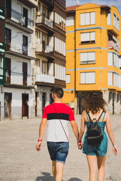 İspanya, Vizcaya 'da, Bermeo' nun pintoresk köyünü gezen çiftler. - Fotoğraf, Görsel
