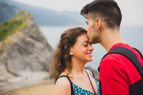 Nuori pari suutelee meren maiseman edessä - Valokuva, kuva