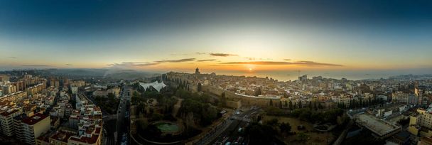 Luftaufnahme des morgendlichen Sonnenaufgangs über dem mittelalterlichen Zentrum von Tarragona Spanien - Foto, Bild