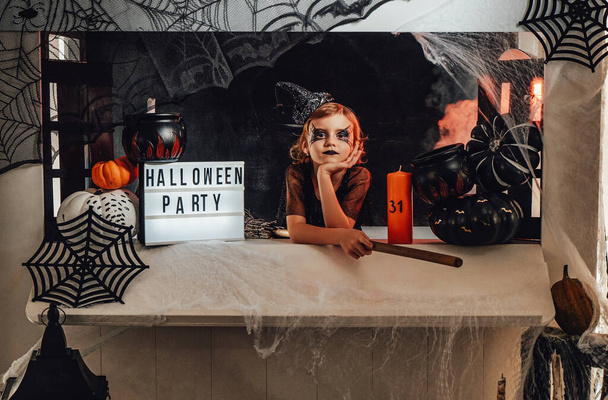 Petite fille assise au comptoir à la fête d'Halloween - Photo, image
