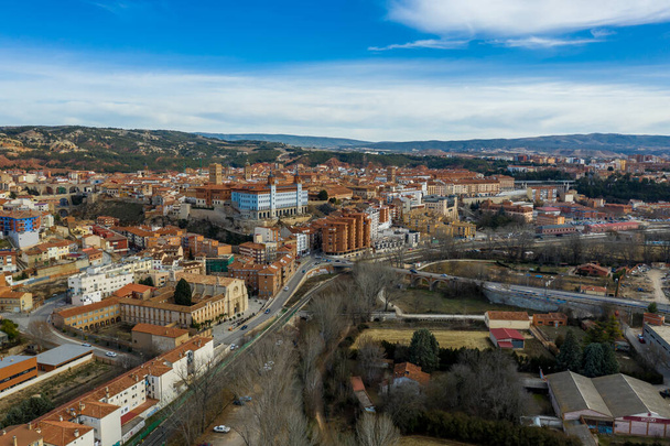 Vista panorámica aérea de Teruel España con murallas medievales, viaducto, acuaducto y torre semicircular en una soleada tarde de invierno - Foto, imagen