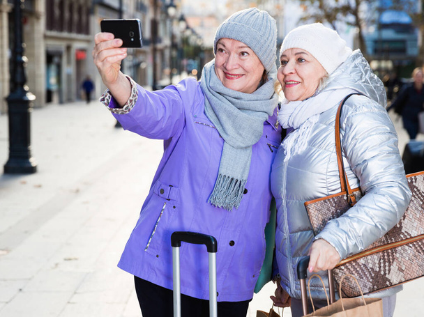 Elderly women tourists making selfie with phone - Foto, Bild
