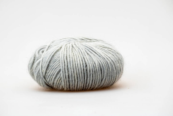 Graublau gefärbte Wollknäuel  - Foto, Bild