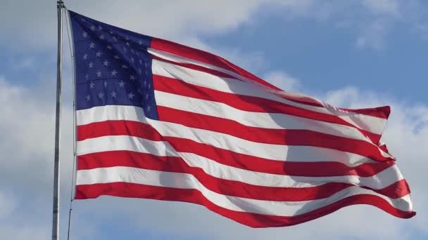 Amerikan USA lippu lipputangon heiluttaen tuulessa - Materiaali, video