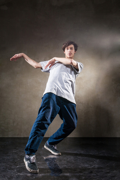 Hip hop dancer jumping and dancing - Foto, afbeelding