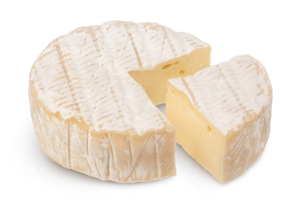 Камамбер сыр изолирован на белом фоне с вырезанием пути и полной глубиной резьбы - Фото, изображение