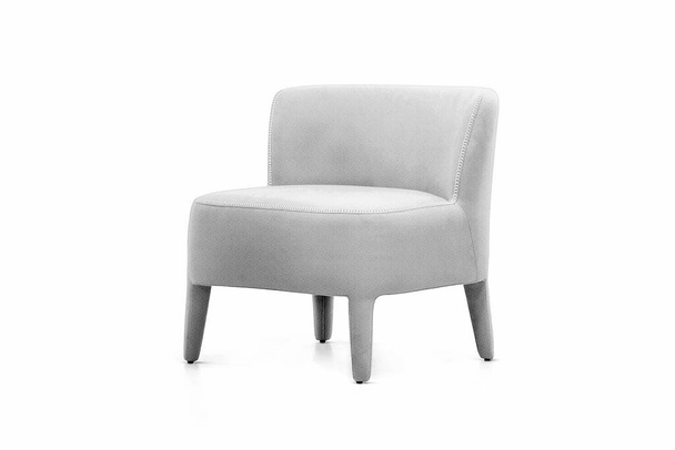 Klassieke lage fauteuil art deco stijl in wit fluweel geïsoleerd op witte achtergrond. Reeks meubels - Foto, afbeelding