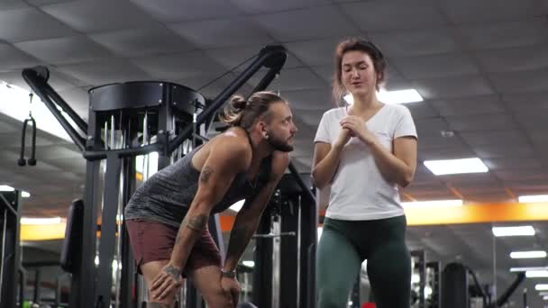 Aula de ginástica com um jovem treinador engraçado Uma aspirante a jovem lunges - Filmagem, Vídeo