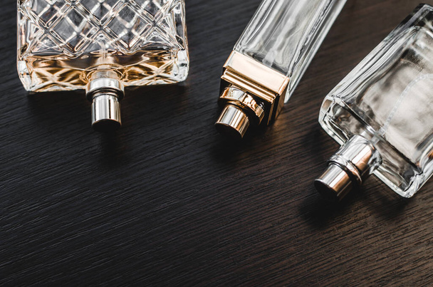Trois bouteilles de parfum sur une table en bois close up - Photo, image