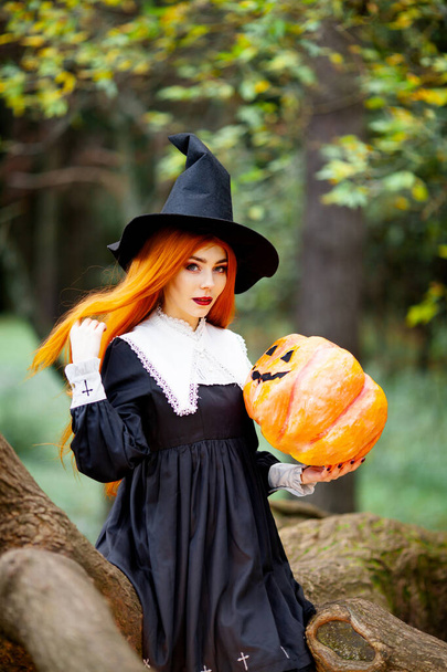 vörös hajú lány egy halloween jelmezes boszorkány képében. - Fotó, kép