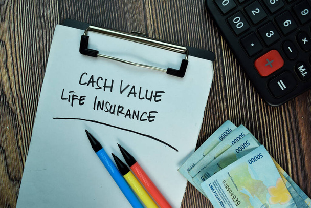 Cash Value Life Insurance pisze na papierach odizolowanych od Drewnianego Stołu. Koncepcja biznesowa lub finansowa - Zdjęcie, obraz