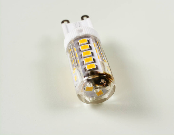 uszkodzona lampa LED niektóre diody LED spłonęły. przestrzeń kopiowania. - Zdjęcie, obraz