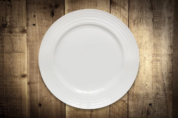 Пустая белая тарелка над сельской древесиной
 - Фото, изображение