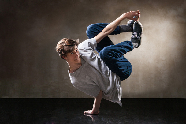 Hip hop dancer jumping and dancing - Foto, Imagen