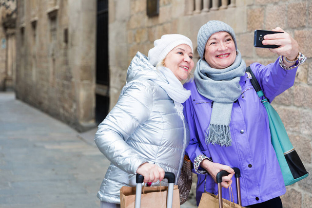 Senior females travelers taking selfie - Foto, Bild