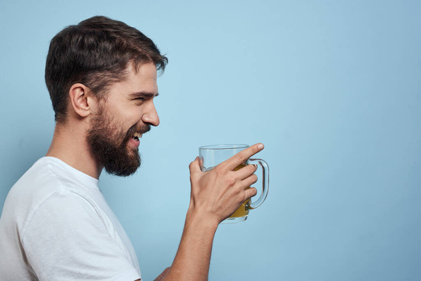 Пьяный человек кружка пива весело белая футболка образ жизни синий фон - Фото, изображение